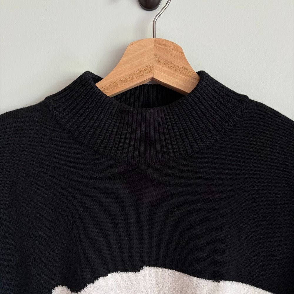 St. John Sweater Size Medium Black Mock Neck Polar Bear Graphic Knit Pullover - Picture 2 of 13